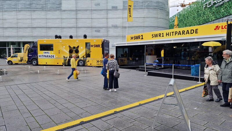 Der Radiosender hat sein gläsernes Studio in dieser Woche auf dem Zentralplatz aufgeschlagen.