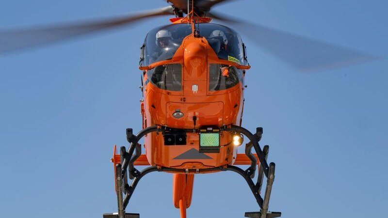 Der Verletzte wurde mit einem Rettungshubschrauber in ein Krankenhaus geflogen. (Symbolbild)
