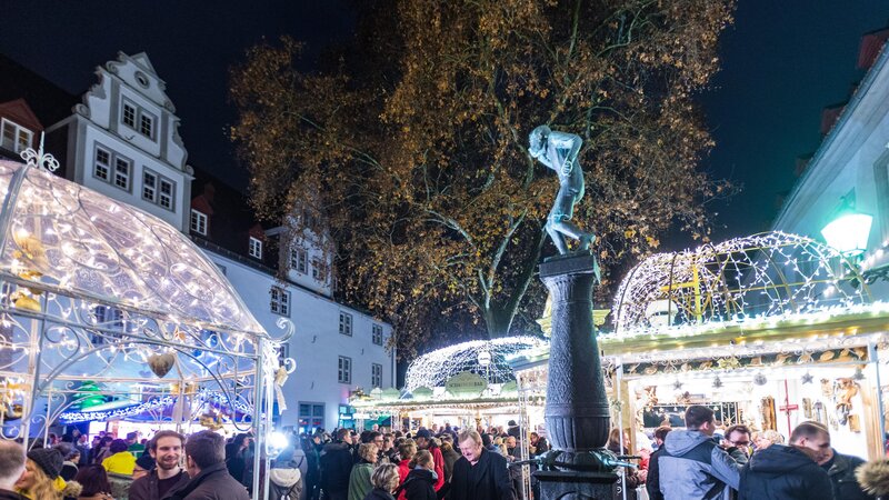 Geschmückter Weihnachtsmarkt in der Altstadt Koblenz.