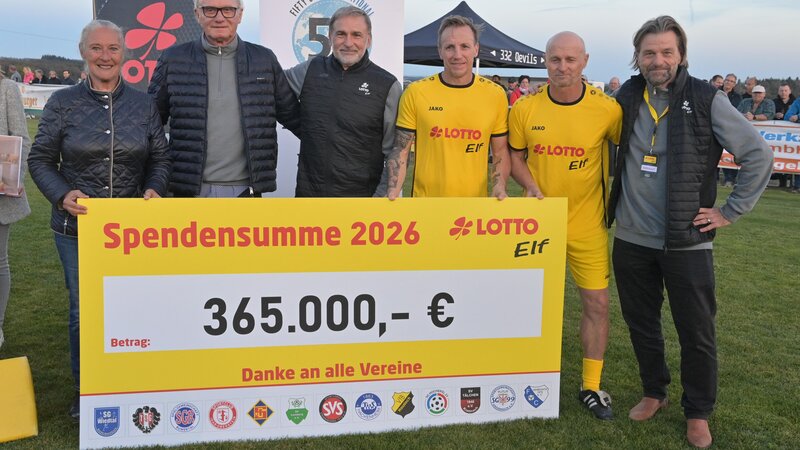 Stolze Bilanz zum Saisonabschluss in Demerath: Gemeinsam präsentierten die Verantwortlichen und Spieler der Lotto-Elf die Spendensumme von 365.000 Euro. Von links: Monika Sauer, Mitglied der 