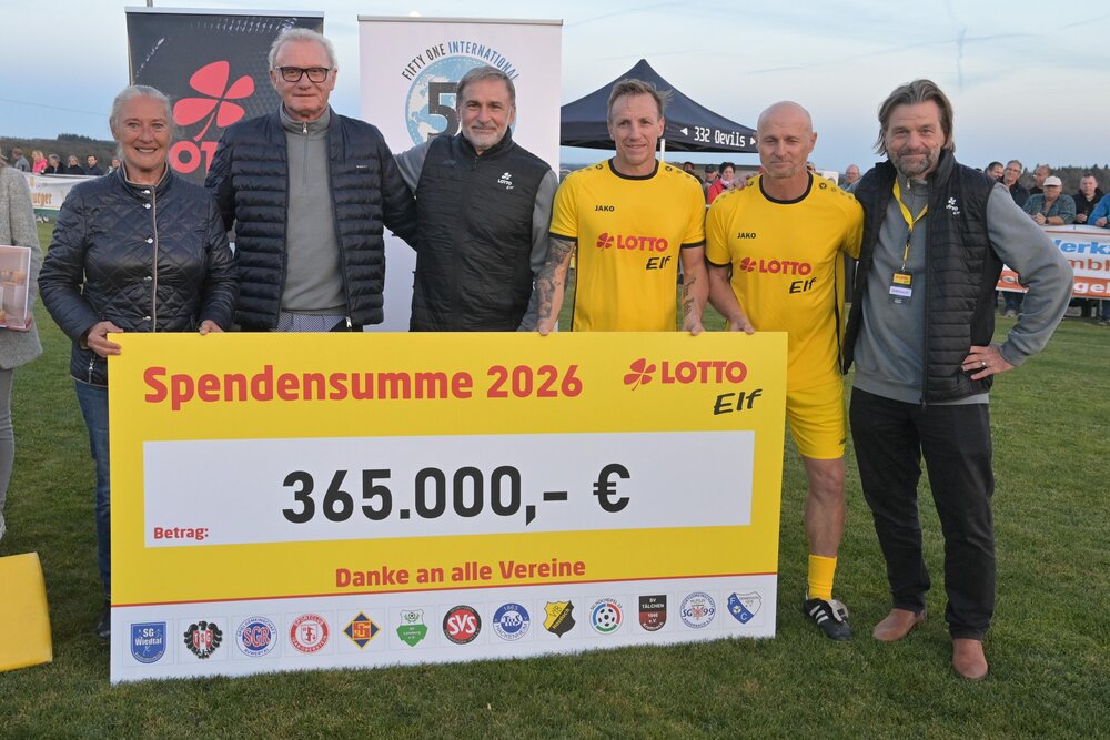 Stolze Bilanz zum Saisonabschluss in Demerath: Gemeinsam präsentierten die Verantwortlichen und Spieler der Lotto-Elf die Spendensumme von 365.000 Euro. Von links: Monika Sauer, Mitglied der 