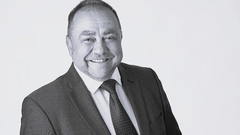 Der Bürgermeister der Verbandsgemeinde Vordereifel, Alfred Schomisch, ist tot. Er starb plötzlich im Alter von 66 Jahren während seines Urlaubs an einem Herzinfarkt (bearbeitet).
