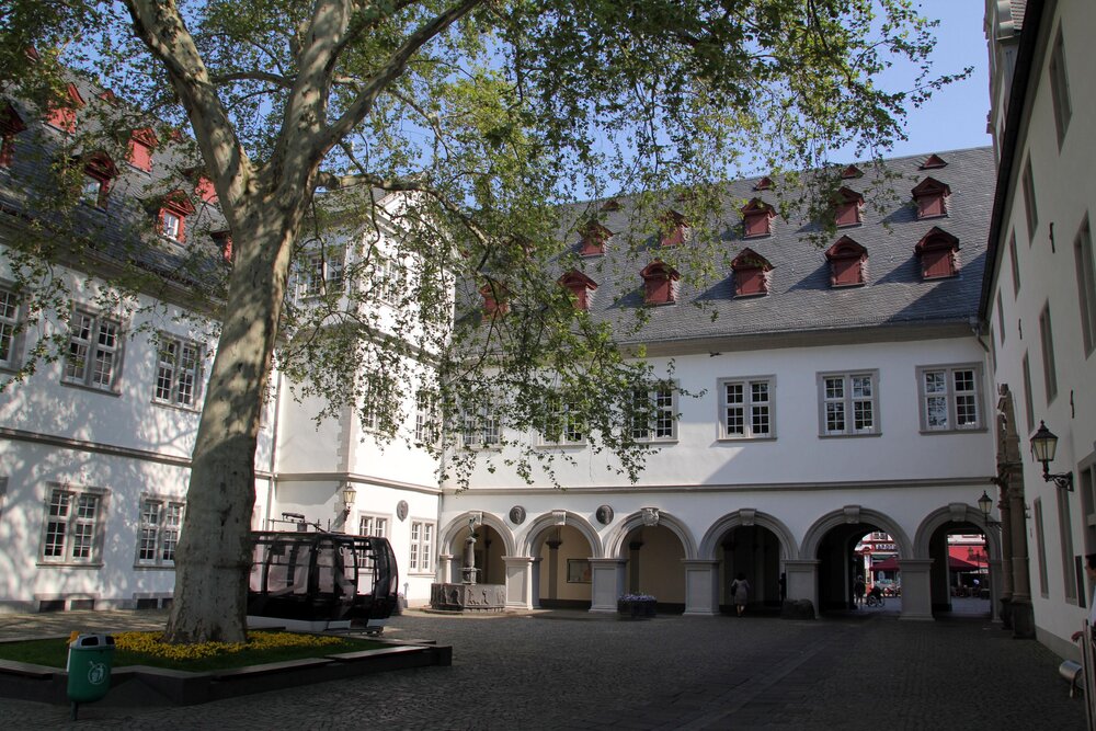 Der Koblenzer Rathaushof mit dem Schängelbrunnen.