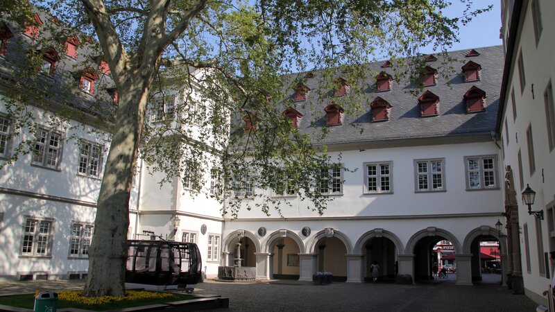 Der Koblenzer Rathaushof mit dem Schängelbrunnen.