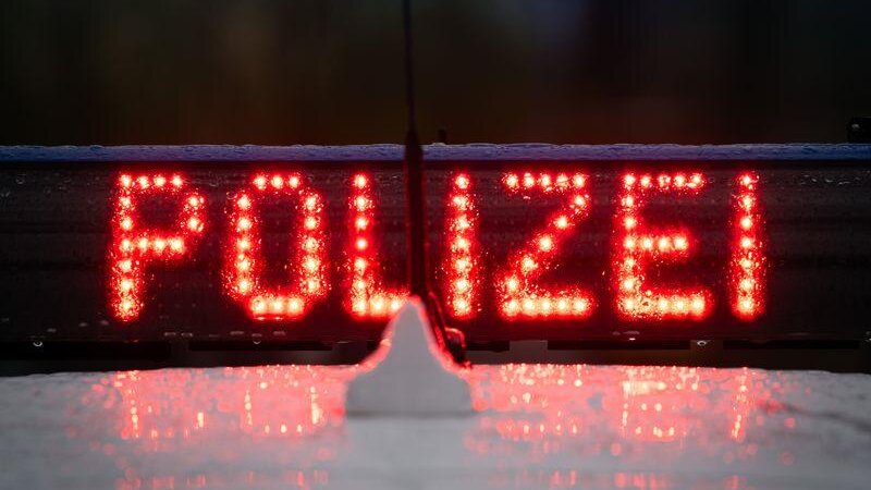 Einsatzkräfte von Polizei und Feuerwehr überprüften die Situation an dem Hang.