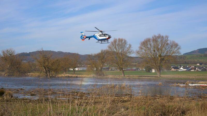 Ein Polizeihubschrauber hilft mit seinem Staustrahl, das Naturschutzgebiet zu reinigen.