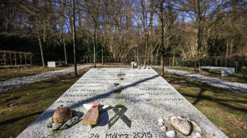 Auf dem Friedhof in Haltern erinnert ein symbolisches Klassenzimmer an die Spanischaustausch-Gruppe. Die Namen der Toten stehen auf dem Lehrerpult.