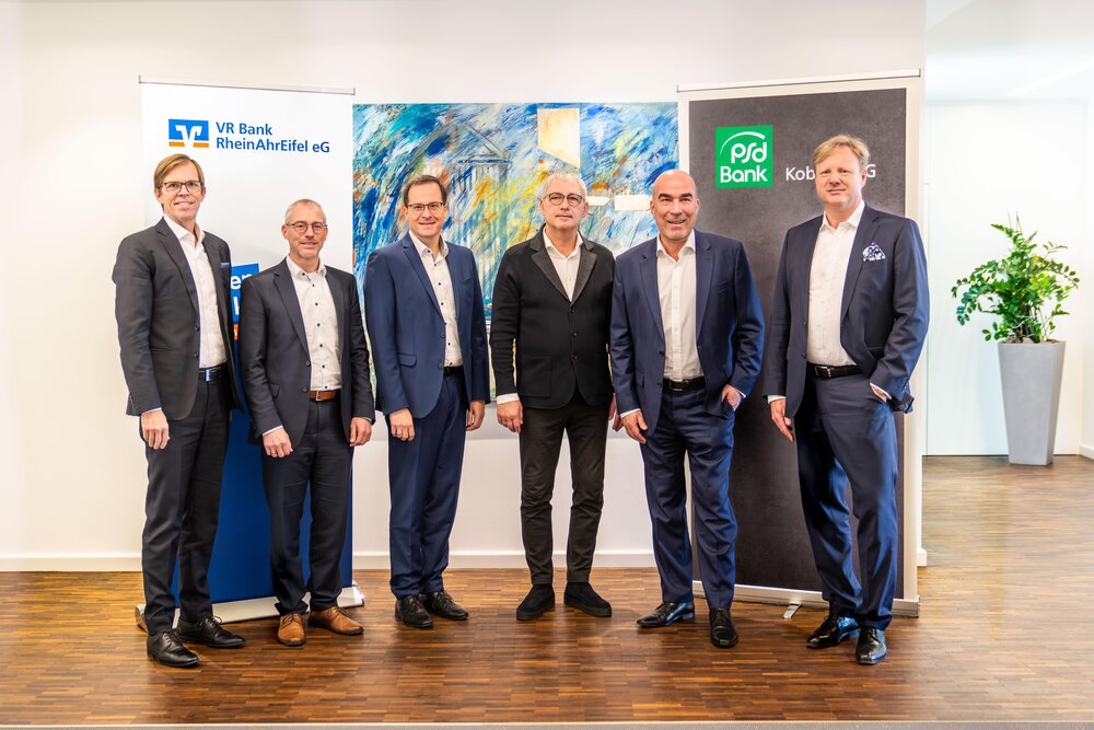 Auf dem Bild (von links): Michael C. Kuch (Vorstand VR Bank RheinAhrEifel eG), Matthias Herfurth (Vorstand VR Bank RheinAhrEifel eG), Markus Müller (stellv. Vorstandsvorsitzender der VR Bank 