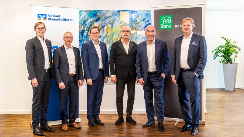 Auf dem Bild (von links): Michael C. Kuch (Vorstand VR Bank RheinAhrEifel eG), Matthias Herfurth (Vorstand VR Bank RheinAhrEifel eG), Markus Müller (stellv. Vorstandsvorsitzender der VR Bank 