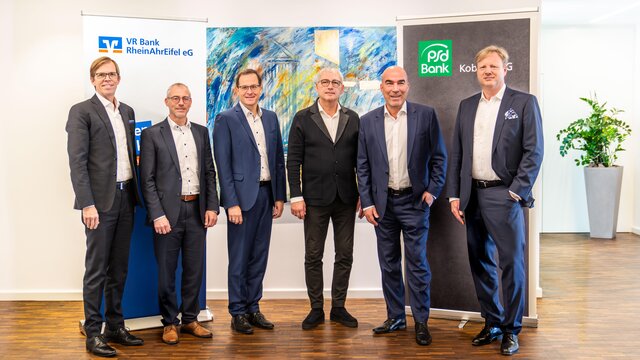 Auf dem Bild (von links): Michael C. Kuch (Vorstand VR Bank RheinAhrEifel eG), Matthias Herfurth (Vorstand VR Bank RheinAhrEifel eG), Markus Müller (stellv. Vorstandsvorsitzender der VR Bank Banken-Fusion in Koblenz: VR Bank und PSD Bank planen Zusammenschluss