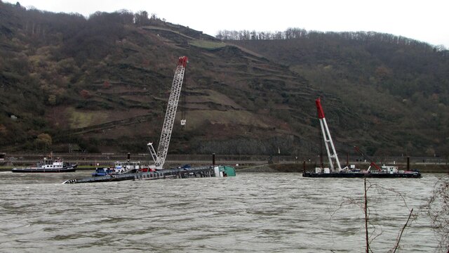 Bergung des gekenterten Tankmotorschiffs "Waldhof" am 23. Januar 2011 Heute vor 15 Jahren: Als eine Katastrophe den Rhein bei Koblenz lahmlegte