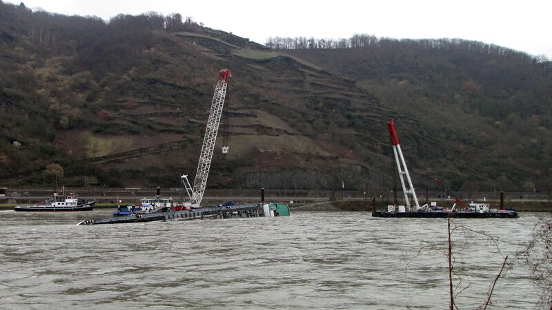 Bergung des gekenterten Tankmotorschiffs "Waldhof" am 23. Januar 2011