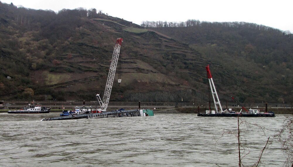 Bergung des gekenterten Tankmotorschiffs "Waldhof" am 23. Januar 2011