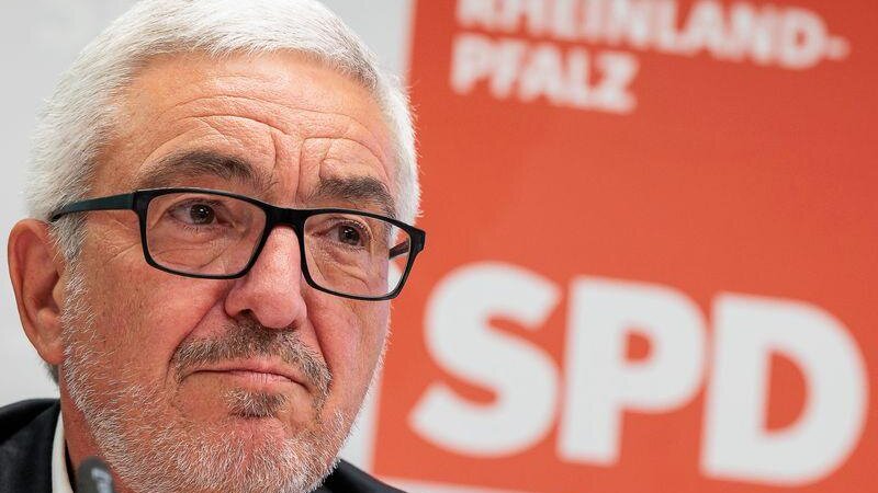 Der frühere Innenminister von Rheinland-Pfalz, Roger Lewentz, beendet seine politische Karriere nach mehr als drei Jahrzehnten.