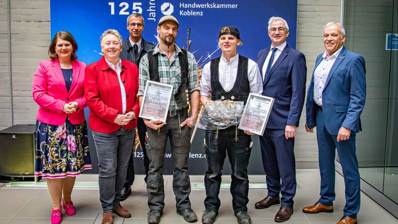 Die beiden Zimmerleute Jan Vockel (4. von links) und Louis Marx (3. von rechts) wurden von (von links) Alexandra Marzi (Bürgermeisterin VG Wirges), Ulrike Mohrs (Bürgermeisterin Stadt Koblenz