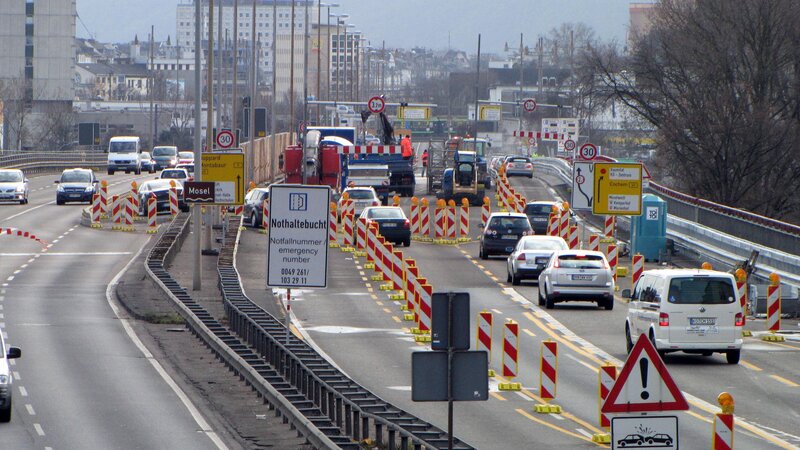 Bald wieder das gewohnte Bild auf der B9? Bereits 2011 gab es auf der Koblenzer Europabrücke umfassende Bauarbeiten wegen Brückenschäden. (Archivbild)