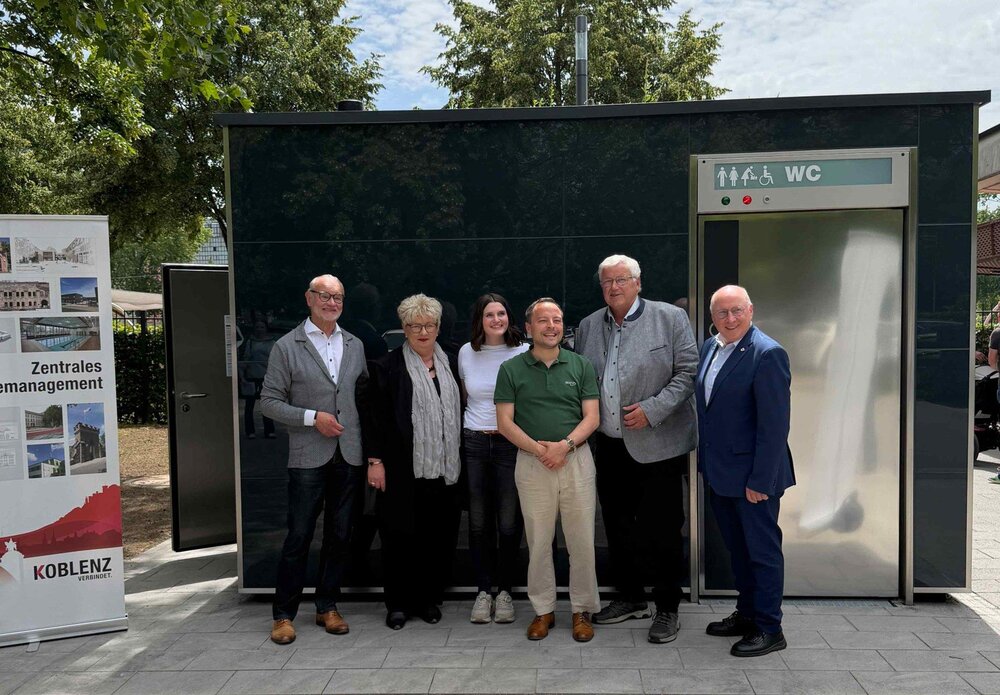 Baudezernent Prof. Dr. Andreas Lukas (Bildmitte vorne) eröffnete gemeinsam mit Mitgliedern des Stadtrates die neue WC-Anlage am Kurfürstlichen Schloss. Baudezernent Prof. Dr. Andreas Lukas (Bildmitte vorne) eröffnete gemeinsam mit Mitgliedern des Stadtrates die neue WC-Anlage am Kurfürstlichen Schloss.