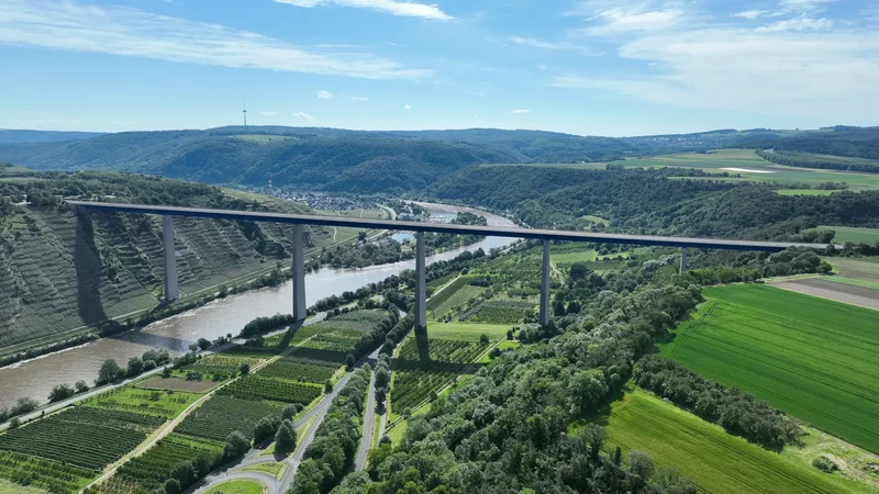 Die Moseltalbrücke Winningen verbindet die A61 zwischen den Anschlussstellen Koblenz/Metternich und Koblenz/Dieblich.