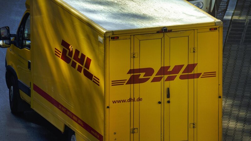 Ein DHL-Paketwagen (Symbolbild)