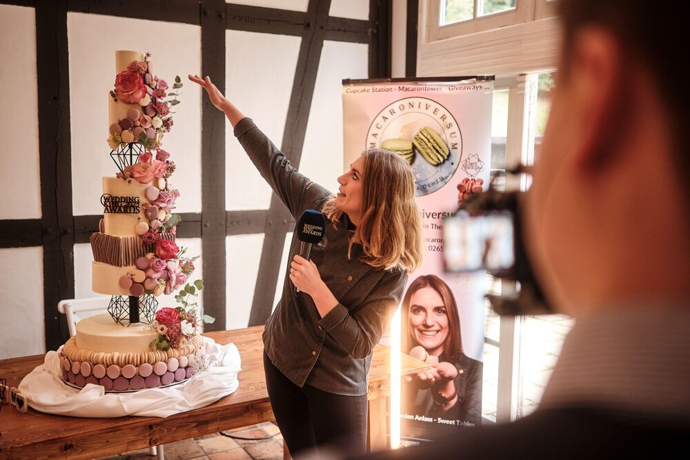 Theresa Dehen mit ihrer siebenstöckigen Hochzeitstorte bei den Wedding King Awards. Theresa Dehen mit ihrer siebenstöckigen Hochzeitstorte bei den Wedding King Awards.