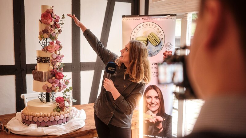 Theresa Dehen mit ihrer siebenstöckigen Hochzeitstorte bei den Wedding King Awards.