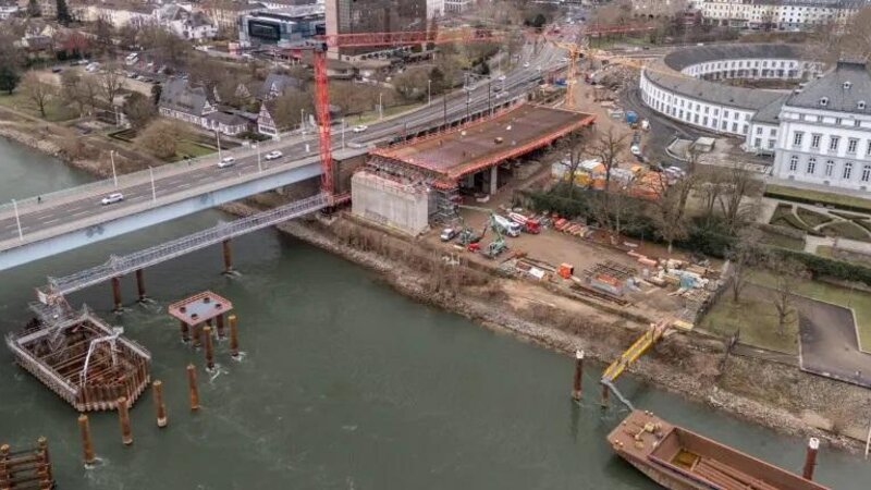 Erster Beton wird an der Pfaffendorfer Brücke verbaut.