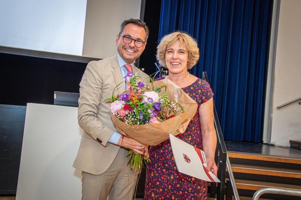 Als erster Gratulant nach ihrer Vereidigung und Ernennung ins Amt zur ersten hauptamtlichen Beigeordneten, gratulierte der Koblenzer Oberbürgermeister David Langner (links) der zukünftigen Bü