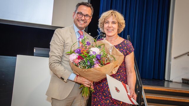 Als erster Gratulant nach ihrer Vereidigung und Ernennung ins Amt zur ersten hauptamtlichen Beigeordneten, gratulierte der Koblenzer Oberbürgermeister David Langner (links) der zukünftigen Bü Koblenzer Stadtrat beschließt Millionen-Projekte und neue Bürgermeisterin
