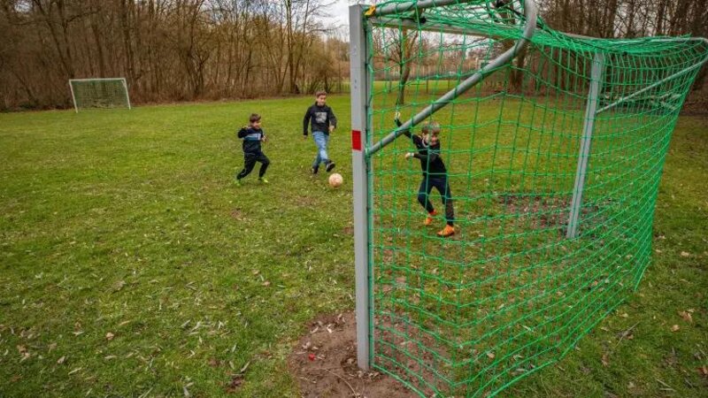 Kinder haben Spaß mit den neuen Bolzplatztor