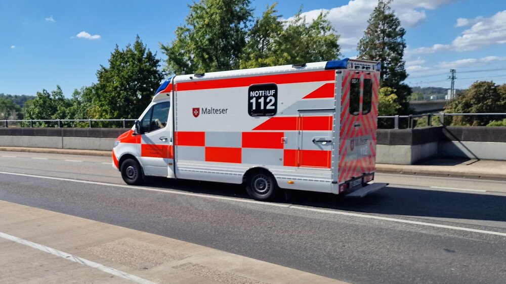 Krankenwagen fährt durch Koblenz (Archiv). Krankenwagen fährt durch Koblenz (Archiv).