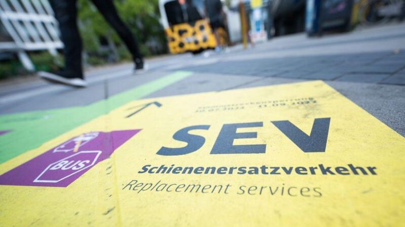 Pendler zwischen Köln und Koblenz sich müssen erneut auf Schienenersatzverkehr einstellen. (Symbolbild)