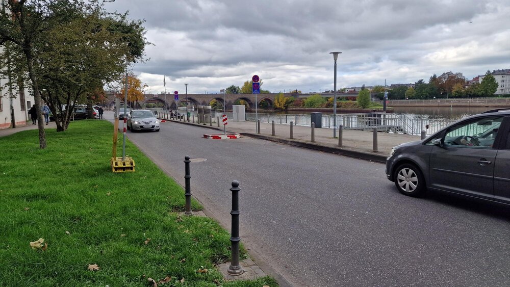 Am Peter-Altmeier-Ufer wurden eine Tempo-30-Zone, Fahrbahneinengungen und mobile Randsteine errichtet, um den Verkehr zu beruhigen.