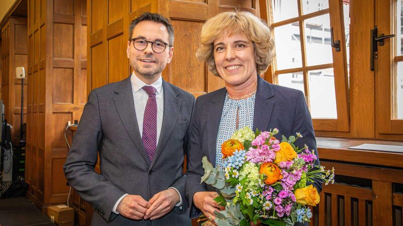Der Koblenzer Oberbürgermeister David Langner (links) gratulierte unmittelbar nach der Wahl durch den Stadtrat der neuen Koblenzer Bürgermeisterin Dr. Dagmar Kranz (rechts) zu ihrem neuen Amt