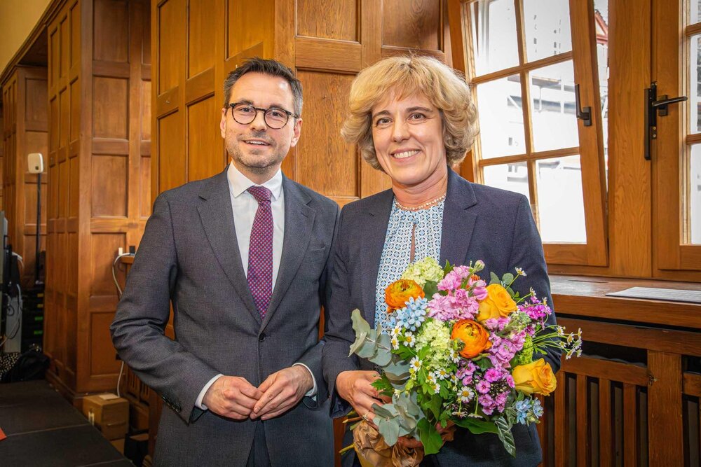 Der Koblenzer Oberbürgermeister David Langner (links) gratulierte unmittelbar nach der Wahl durch den Stadtrat der neuen Koblenzer Bürgermeisterin Dr. Dagmar Kranz (rechts) zu ihrem neuen Amt Der Koblenzer Oberbürgermeister David Langner (links) gratulierte unmittelbar nach der Wahl durch den Stadtrat der neuen Koblenzer Bürgermeisterin Dr. Dagmar Kranz (rechts) zu ihrem neuen Amt