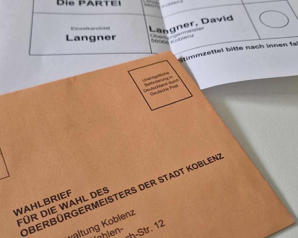 Der Wahlbrief und Wahlzettel für die Wahl des Oberbürgermeisters der Stadt Koblenz 2025.