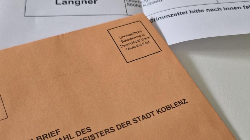 Der Wahlbrief und Wahlzettel für die Wahl des Oberbürgermeisters der Stadt Koblenz 2025.