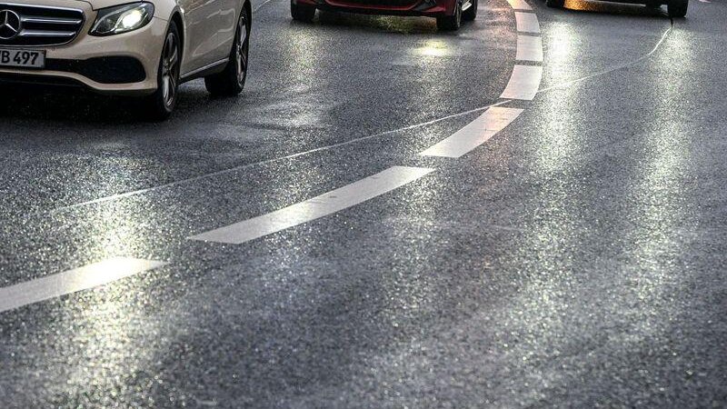 Der Wetterdienst warnt vor teils glatten Straßen (Symbolbild)Jens Kalaene/dpa