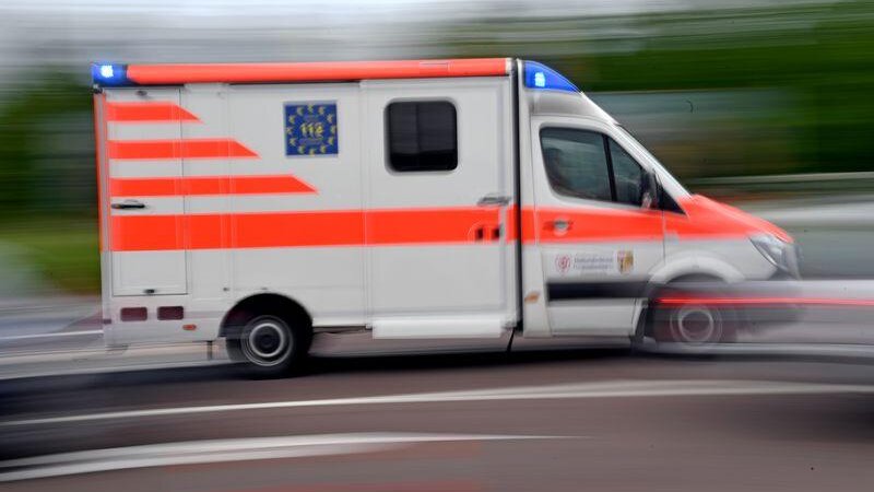 Der Verletzte Arbeiter wurde ins Krankenhaus nach Neuwied gebracht.