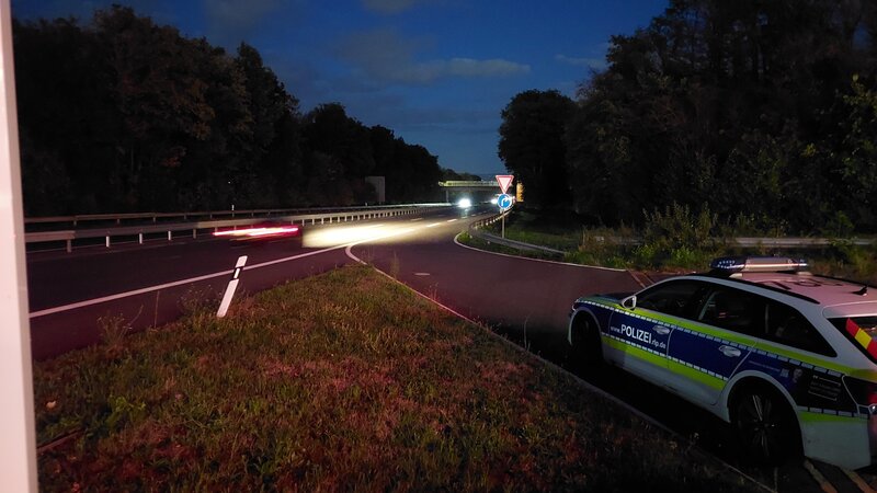 Nächtliche Polizeikontrolle an der B9 (Symbolbild)