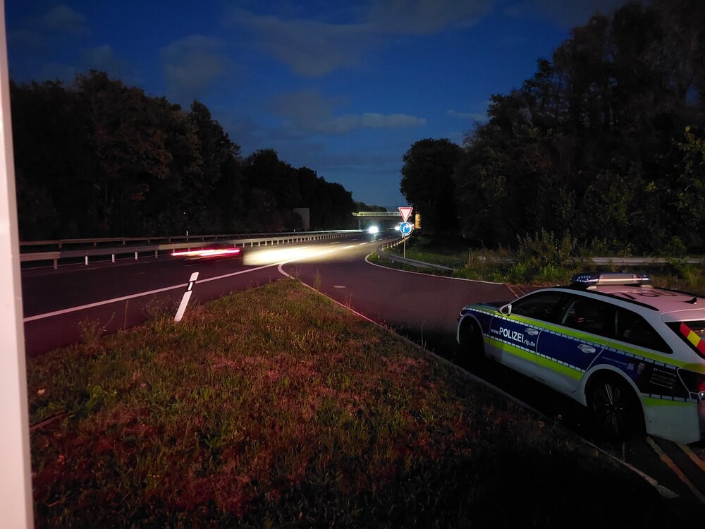 Nächtliche Polizeikontrolle an der B9 (Symbolbild) Nächtliche Polizeikontrolle an der B9 (Symbolbild)