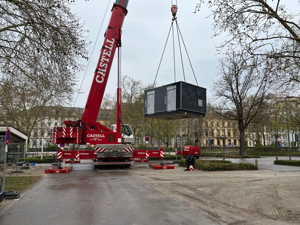 Am vergangenen Wochenende fand der Einhub der vorgefertigten Module der neuen WC-Anlage am Schloss in Koblenz statt. Am vergangenen Wochenende fand der Einhub der vorgefertigten Module der neuen WC-Anlage am Schloss in Koblenz statt.