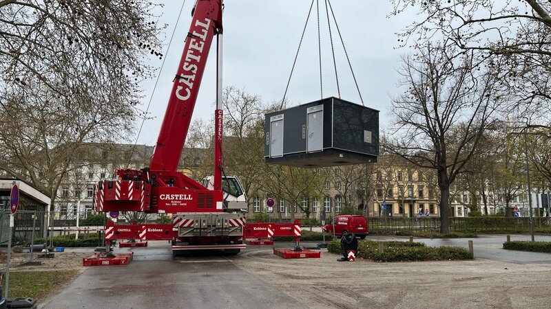 Am vergangenen Wochenende fand der Einhub der vorgefertigten Module der neuen WC-Anlage am Schloss in Koblenz statt.