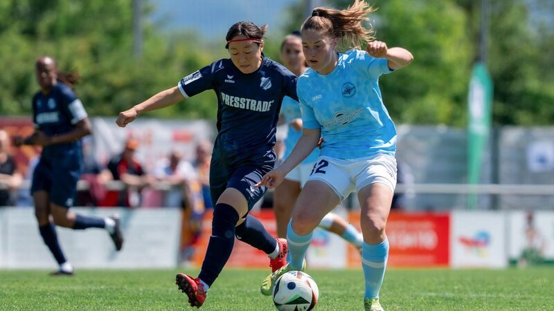 Andernachs Leonie Krump (hellblaues Trikot) und ihre Mitspielerinnen hatten einen schweren Stand gegen den selbstbewusst aufspielenden SC Sand.