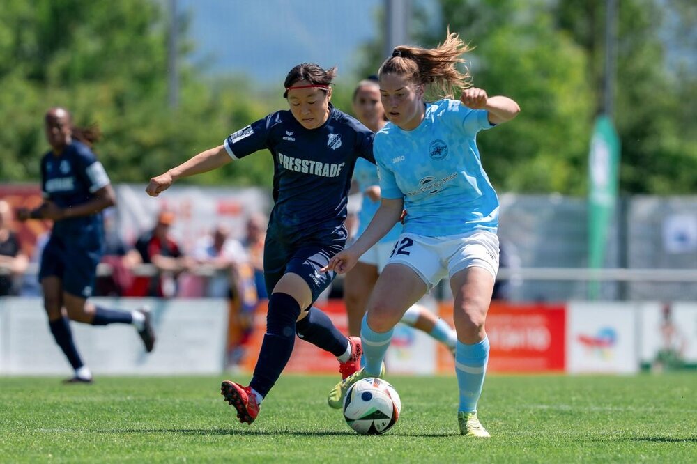 Andernachs Leonie Krump (hellblaues Trikot) und ihre Mitspielerinnen hatten einen schweren Stand gegen den selbstbewusst aufspielenden SC Sand.
