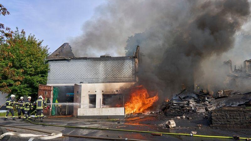 Flammen zerstörten ein Wohnhaus in Rennerod im Westerwaldkreis.