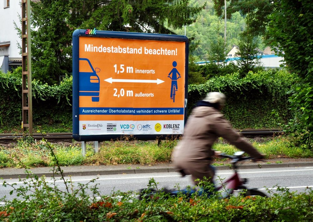 Im vergangenen Jahr wiesen Großflächenplakate in der Mainzer Straße alle Verkehrsteilnehmer darauf hin, den gesetzlich vorgeschriebenen Mindestüberholabstand zu Radfahrenden einzuhalten. Nun 