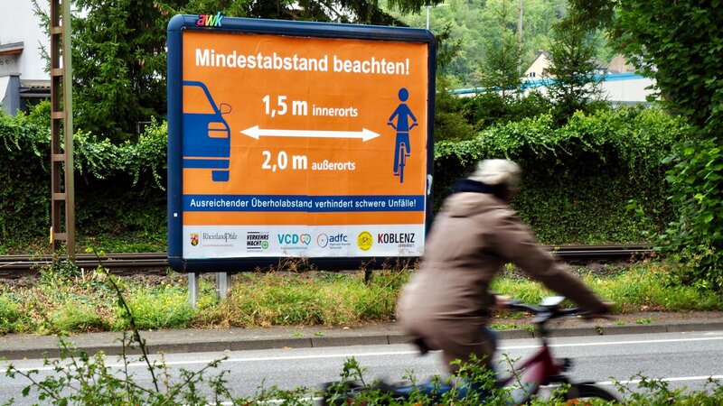 Im vergangenen Jahr wiesen Großflächenplakate in der Mainzer Straße alle Verkehrsteilnehmer darauf hin, den gesetzlich vorgeschriebenen Mindestüberholabstand zu Radfahrenden einzuhalten. Nun 