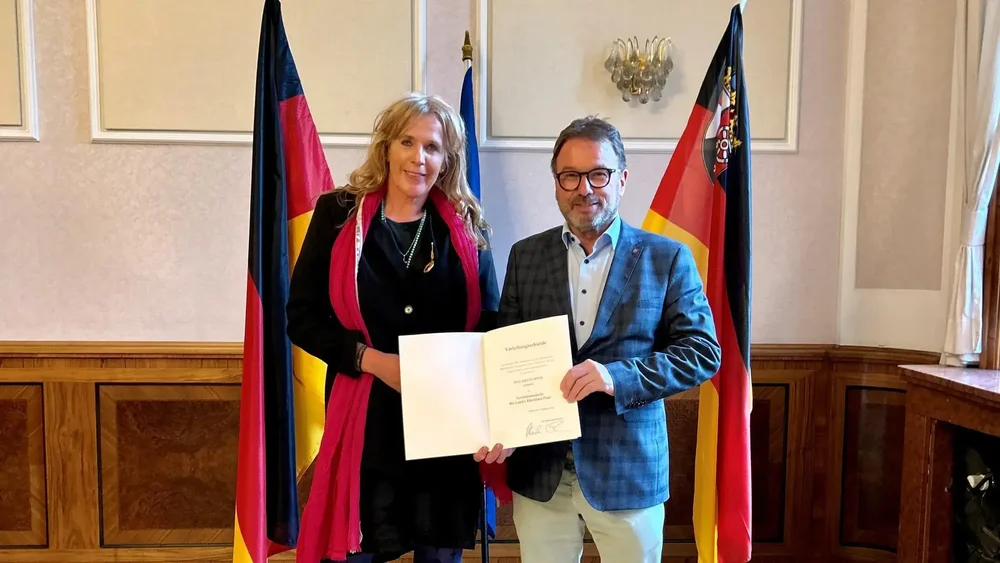 SGD-Nord-Präsident Wolfgang Treis (re.) überreichte die Landesverdienstmedaille an Kirstin Höfer, Leiterin des Koblenzer Tierheims (li.).