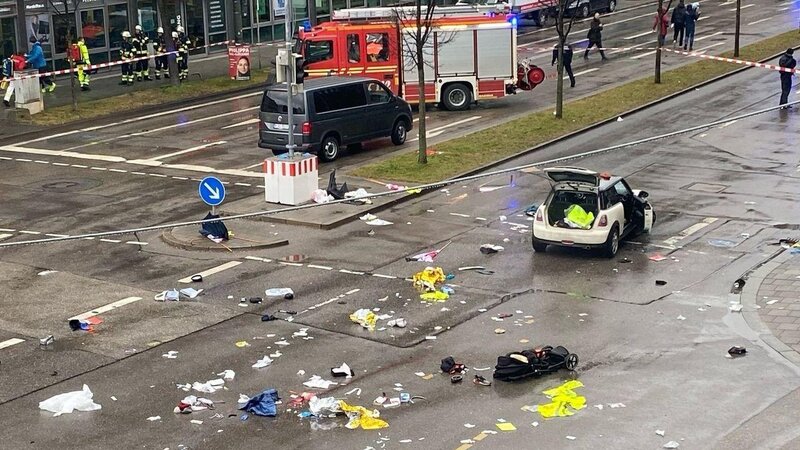 Trümmerteile und Kleidung liegen auf der Straße.