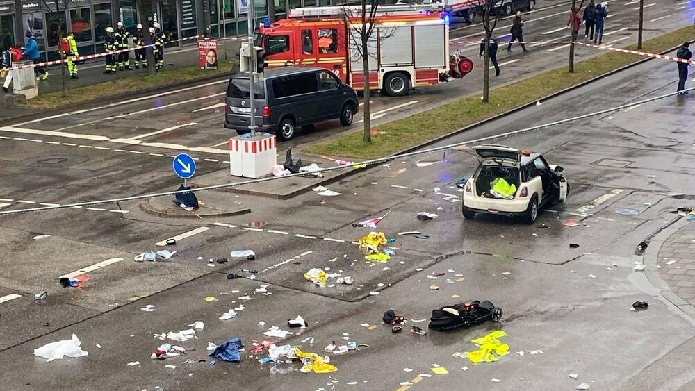 Trümmerteile und Kleidung liegen auf der Straße.